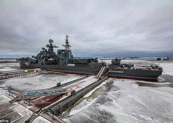 O Bespokoynyy agora funciona como um museu flutuante de história naval em uma ilha perto de São Petersburgo