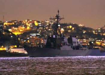 O USS Donald Cook entra no Mar Negro à noite, 23 de janeiro de 2021. A Marinha dos EUA tem três navios de guerra operando no Mar Negro desde quinta-feira, 28 de janeiro de 2021. Foto Yoruk Isik