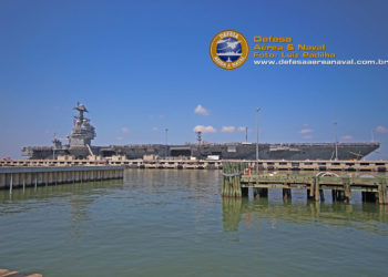 USS Gerald R. Ford na Base Naval de Norfolk.