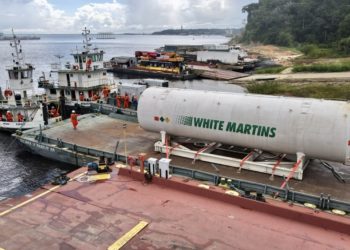 Balsa atracada com o cilindro carregado com oxigênio chega a Manaus - Foto: divulgação
