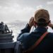 Comandante do USS John S. McCain,, Joseph Gunta, observa um contato de superfície enquanto o destróier navega perto das Ilhas Paracel no Mar da China Meridional, sexta-feira, 5 de fevereiro de 2021. Markus Castaneda