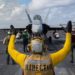 Marinheiros comandam um F / A-18C Hornet, dos "Death Rattlers" do Marine Fighter Attack Squadron 323, no convoo do USS Nimitz em 19 de fevereiro de 2021. Foto Charles Deparlier