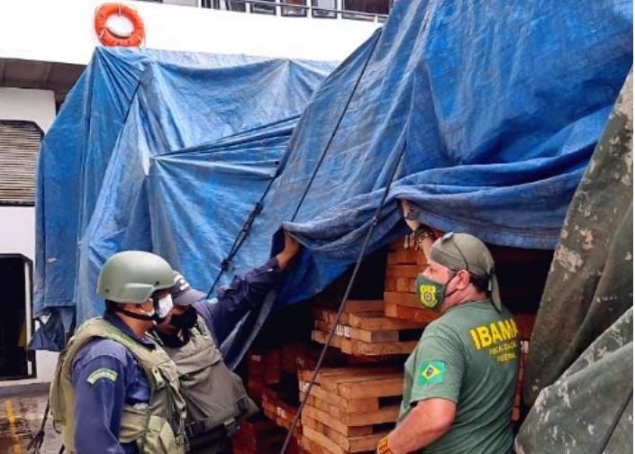 Militares da Marinha e representante do
Ibama inspecionam carga ilegal