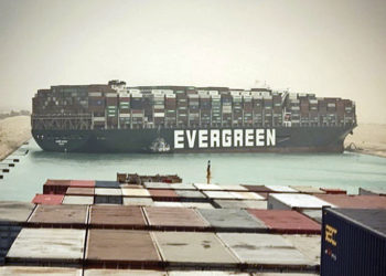 Foto do MV Ever Given encalhado tirada do MV Maersk Denver por Julianne Cona