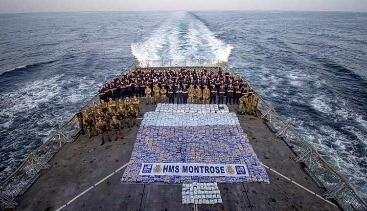 Tripulação do HMS Montrose com mais de 6.200 libras de narcóticos apreendidos de um navio no Mar da Arábia, 12 de março de 2021 (Foto: AET Josh Edwards RN)