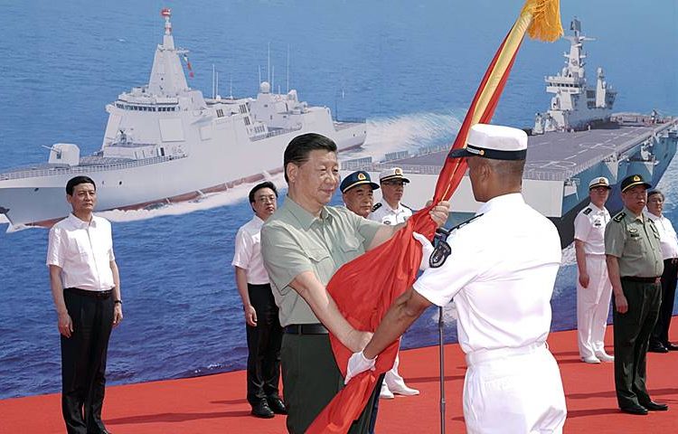 Presidente chinês, Xi Jinping recebendo a banmdeira da Marinha da China (PLA Navy), durante a cerimônia