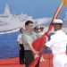Presidente chinês, Xi Jinping recebendo a banmdeira da Marinha da China (PLA Navy), durante a cerimônia
