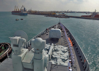 O destróier chinês Haikou chega ao porto de Djibouti para uma visita -