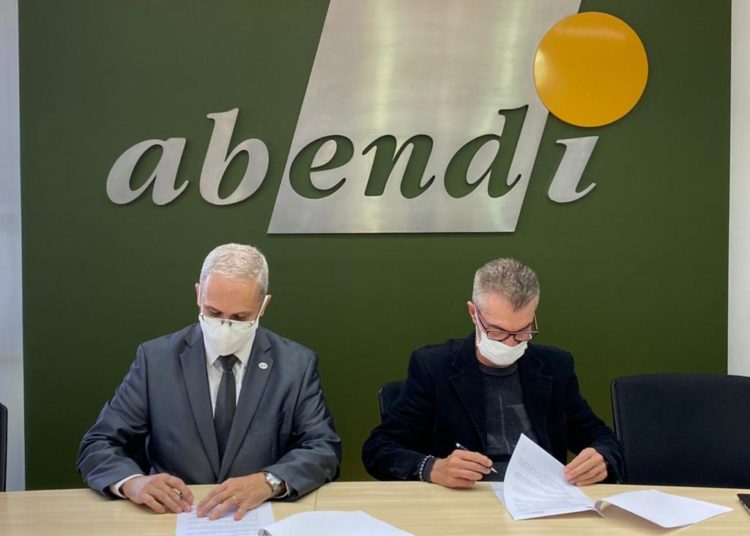 O diretor técnico da ABIMDE, coronel Armando Lemos (à esq), assina o documento ao lado do diretor da Abendi, João Conte.