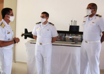Almirante de Esquadra Almir Garnier Santos agradece 
o empenho e a dedicação dos oficiais