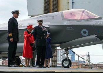 A Rainha Elizabeth II da Grã-Bretanha visita o HMS Queen Elizabeth antes do deployment inaugural do navio, em Portsmouth, Inglaterra, sábado, 22 de maio de 2021 Foto Steve Parsons