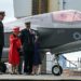 A Rainha Elizabeth II da Grã-Bretanha visita o HMS Queen Elizabeth antes do deployment inaugural do navio, em Portsmouth, Inglaterra, sábado, 22 de maio de 2021 Foto Steve Parsons