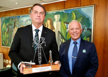 Presidente Bolsonaro com o pres. da NUCLEP, CA Seixas - Foto ALAN SANTOS/PR
