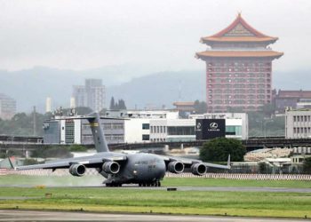 O cargueiro militar C-17 da Força Aérea dos EUA pousa no aeroporto de Taipei, no domingo (6) - Central News Agency - 6.jun.2021/via Reuters