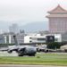 O cargueiro militar C-17 da Força Aérea dos EUA pousa no aeroporto de Taipei, no domingo (6) - Central News Agency - 6.jun.2021/via Reuters