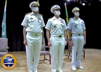 Daesquerda para a direita: Commodore Abdul Munib, Marinha do Paquistão, Vice Adm Brad Cooper, Comandante do CMF e CA Felix da Marinha do Brasil