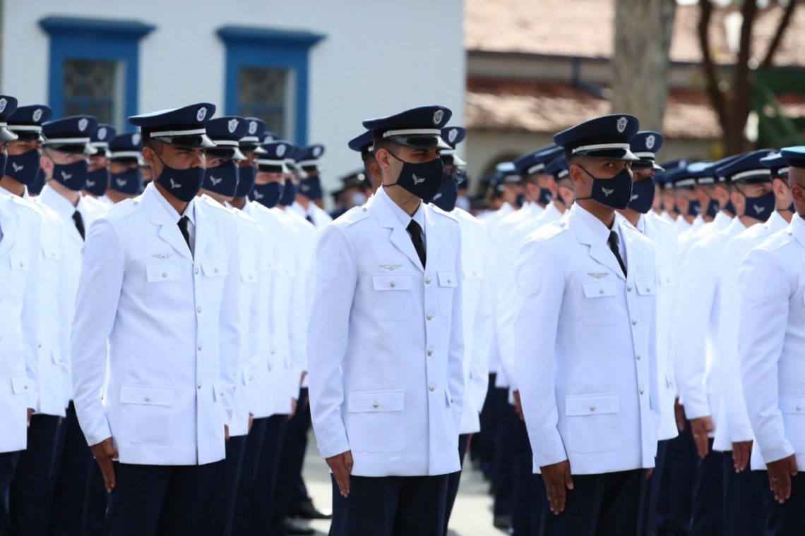 Presidente participa de formatura na Escola de Especialistas de Aeronáutica Defesa Aérea & Naval Presidente participa de formatura na Escola de Especialistas de Aeronáutica Defesa Aérea & Naval