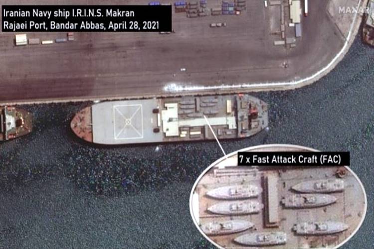 Imagem de satélite mostrando a embarcação iraniana carregando barcos de ataque rápido. Imagem MAXAR via USNI News
