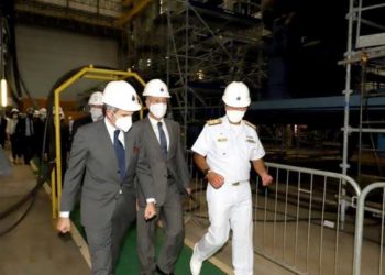 Almirante de Esquadra Olsen conduz o DG-AIEA Rafael Grossi e o
Ministro Bento Albuquerque no interior do ESC.
