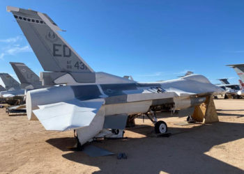 F-16 desativado na Base Aérea Davis-Monthan que será usado para criar uma réplica digital do caça, um modelo 3D que a USAF deseja usar para reduzir os custos de manutenção e modernização