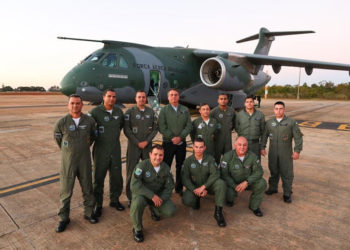Presidente Jair Bolsonaro com a tripulação do KC-390