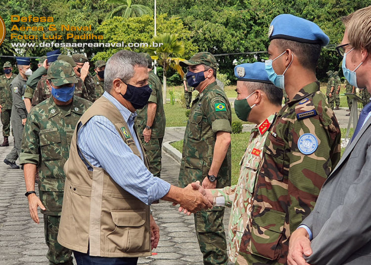 Ministro da Defesa General Braga Neto cumprimenta o representante da ONU, Lt Col Luong Truong Vinh