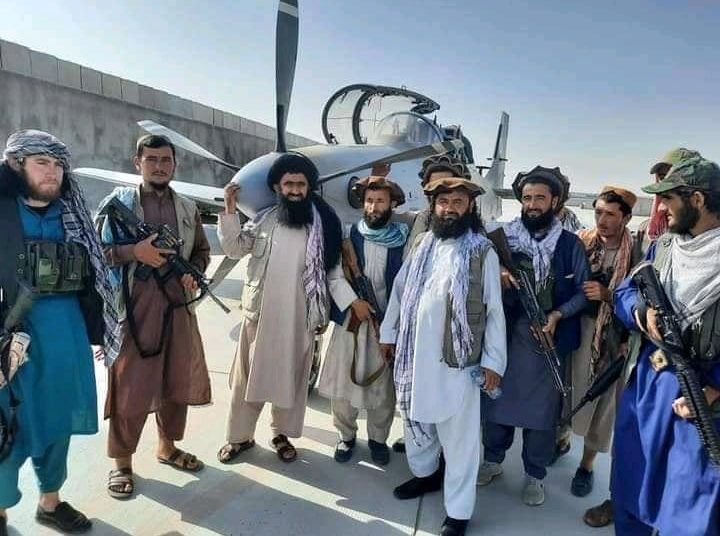Caça A-29 afegão capturado pelo Taliban. Foto da Internet