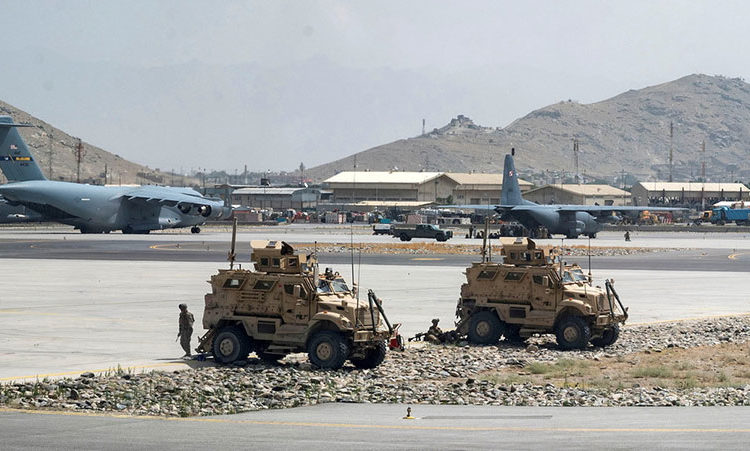 Soldados do Exército dos EUA no aeroporto de Cabul, Afeganistão. Foto Taylor Crul