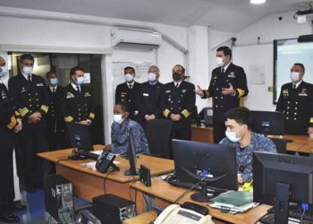 CAMAS e delegação durante explanação e visita às instalações da Armada do Uruguai