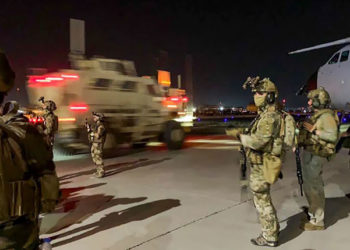 Soldados das Forças Especiais Francesas ficam de guarda perto de um avião militar no aeroporto de Cabul Foto por STR / AFP