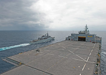 Fragata Independência navega ao lado do USS Hershel "Woody" Williams durante PASSEX