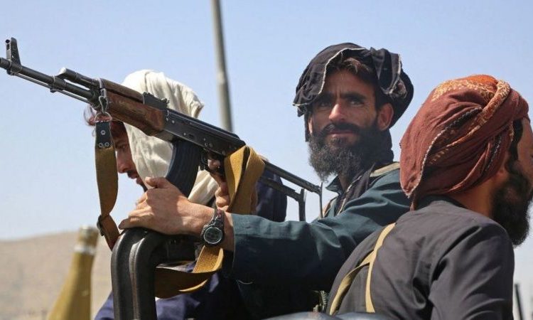 Com a retirada de tropas americanas e internacionais em junho, o Taliban rapidamente tomou o Afeganistão, fazendo milhares de pessoas deixaram suas casas, incluindo o presidente, que fugiu do país