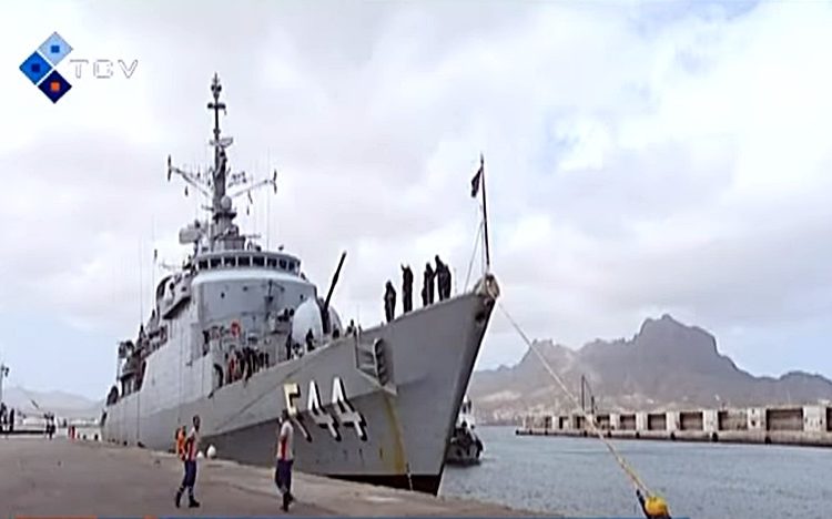 Fragata Independência atracada em São Vicente, Cabo Verde.