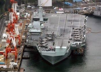HMS Queen Elizabeth atracado em Yokosuka - Foto: Wataru Sekita