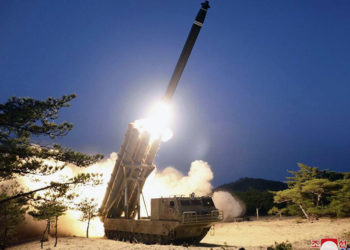 Esta foto da Korean Central News Agency mostra um lançamento de míssil em um local não revelado na Coréia do Norte, 29 de março de 2020. (Kcna)