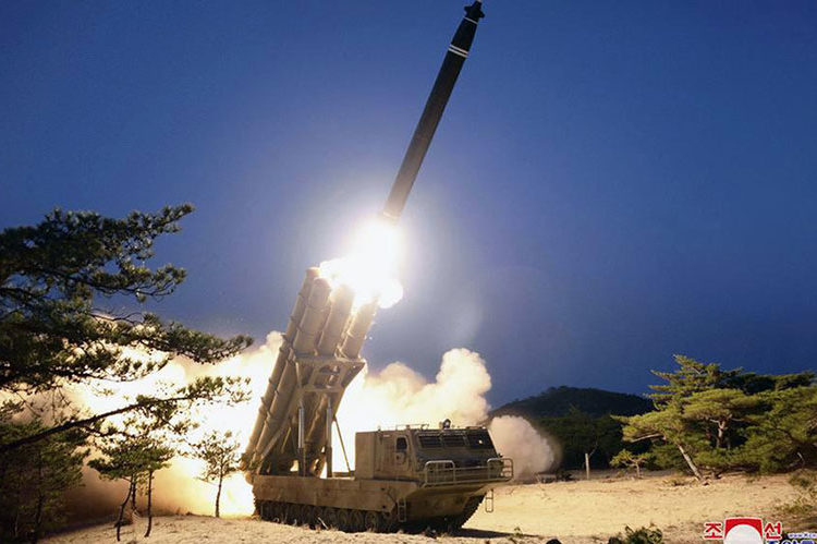 Esta foto da Korean Central News Agency mostra um lançamento de míssil em um local não revelado na Coréia do Norte, 29 de março de 2020. (Kcna)