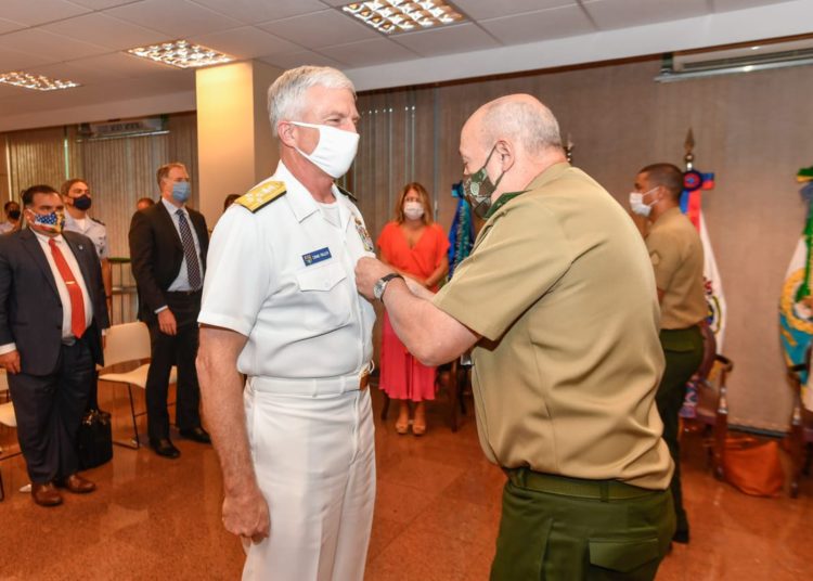 Alte Craig Faller recebendo a Medalha da Vitória, brasileira, pelo Chefe do Estado-Maior Conjunto das Forças Armadas (CEMCFA), General de Exército Laerte de Souza Santos