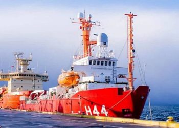 Navio de Apoio Oceanográfico “Ary Rongel” em Punta Arenas, no Chile