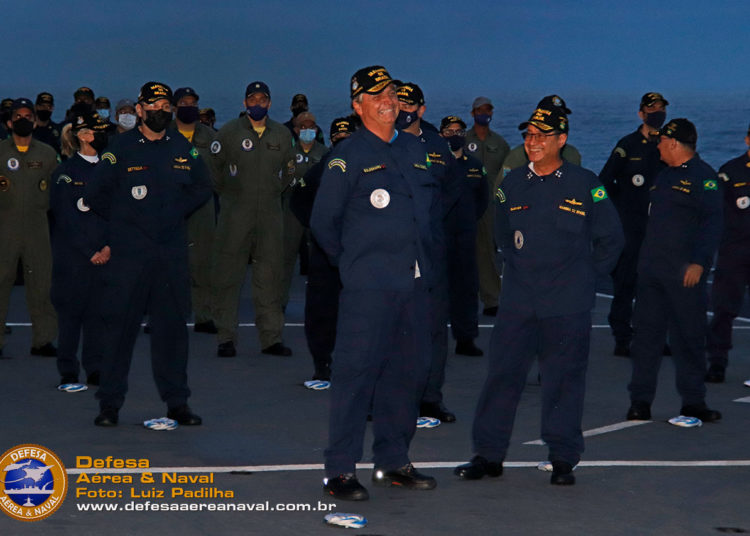 Presidente Bolsonaro conversa com o Comandante da Marinha, AE Garnier antes do início da cerimônia