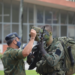 O Comandante Naval de Operações Especiais na entrega do gorro de Comandos Anfíbios 1T (FN) João Herbert Pontes Teixeira.