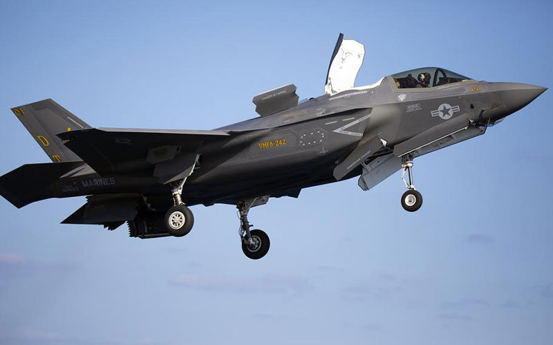 Caça F-35B da Marinha Italiana pousa a bordo do porta-aviões