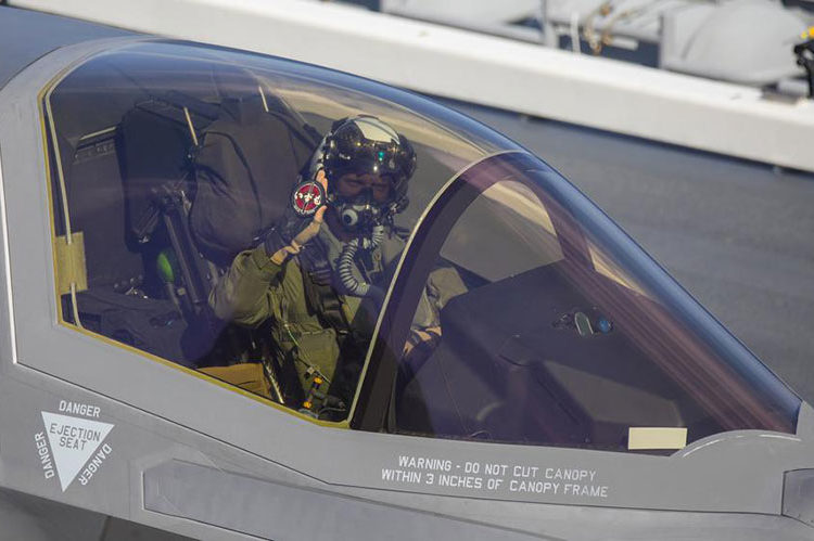 O piloto de teste do Corpo de Fuzileiros Navais, Lt Cel Robert Guyette, segura um patch do Izumo após pousar um F-35B a bordo do porta-aviões japonês em 3/10/21. Foto Tyler Harmon