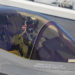 O piloto de teste do Corpo de Fuzileiros Navais, Lt Cel Robert Guyette, segura um patch do Izumo após pousar um F-35B a bordo do porta-aviões japonês em 3/10/21. Foto Tyler Harmon