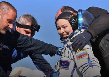Membro da equipe de filmagem do filme ‘Vizov’, atriz Iúlia Peresild deixando o módulo de pouso da nave Soyuz MS-18