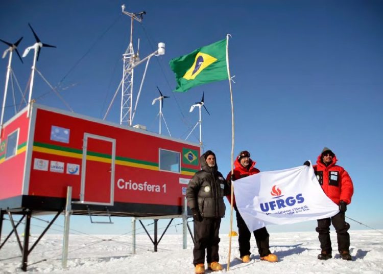 Jefferson Simões, no centro da imagem, ao lado de pesquisadores na Antártica, em 2012 — Foto: Marcelo Arevalo/Centro Polar e Climático - UFRGS