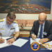 Diretor do CTMSP, Vice Almirante Paulo César Colmenero Lopes e o Superintendente do IPEN, Dr. Wilson Aparecido Parejo Calvo, assinam o documento do convênio CTMSP e IPEN.