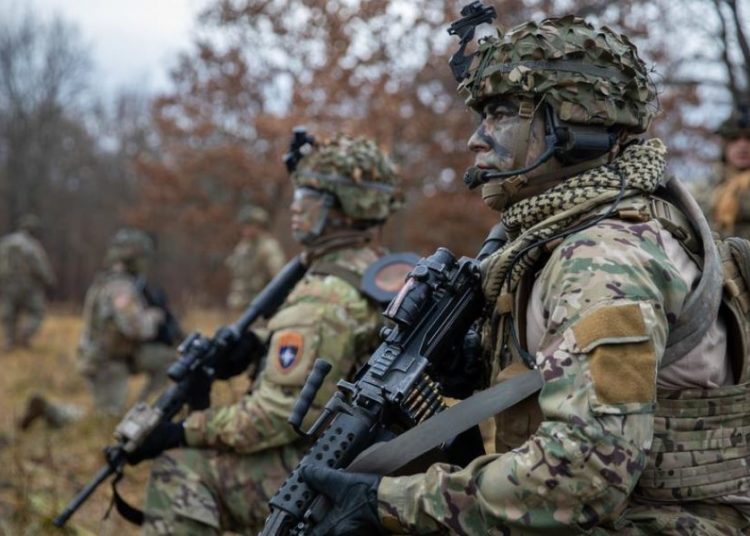 Soldados da Guarda Nacional do Exército dos EUA com o 3º Batalhão, 161º Regimento de Infantaria