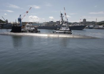 O USS Connecticut (SSN-22) chega a Fleet Activities Yokosuka, Japão, para uma visita agendada ao porto em 31 de julho de 2021. Foto da Marinha dos EUA