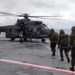 Tropas de Fuzileiros Navais durante embarque em aeronave
no convoo do NAM “Atlântico”
