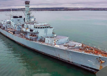 ex-HMS Monmouth já pronta para o desmanche.